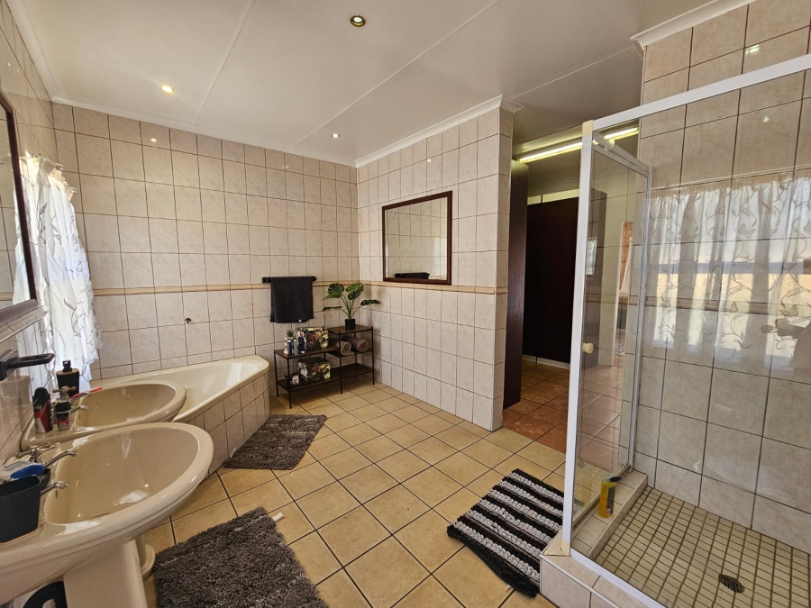 4 Bedroom Property for Sale in Jim Fouchepark Free State